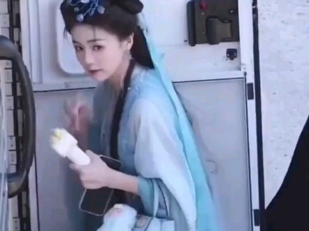 白鹿真的很爱护呵呵。#娱乐一夏