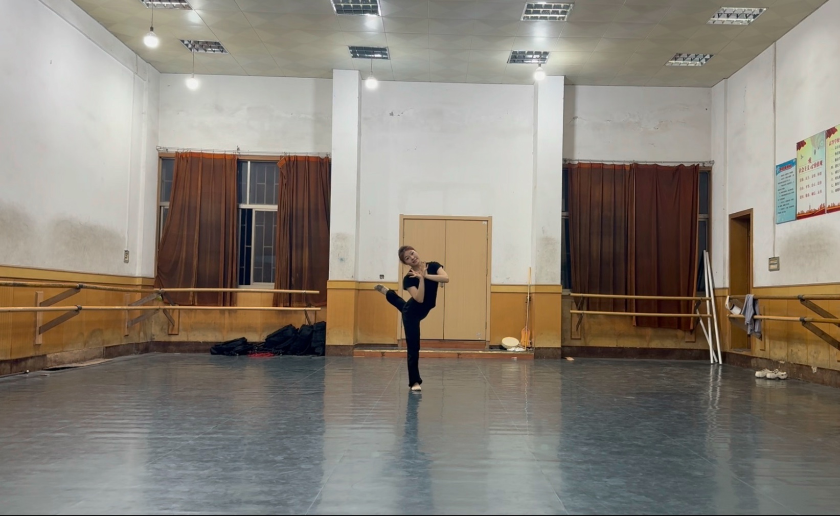 第一次跳古典舞，感觉好生硬