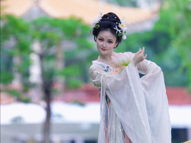 荷叶罗裙一色裁，芙蓉向脸两边开