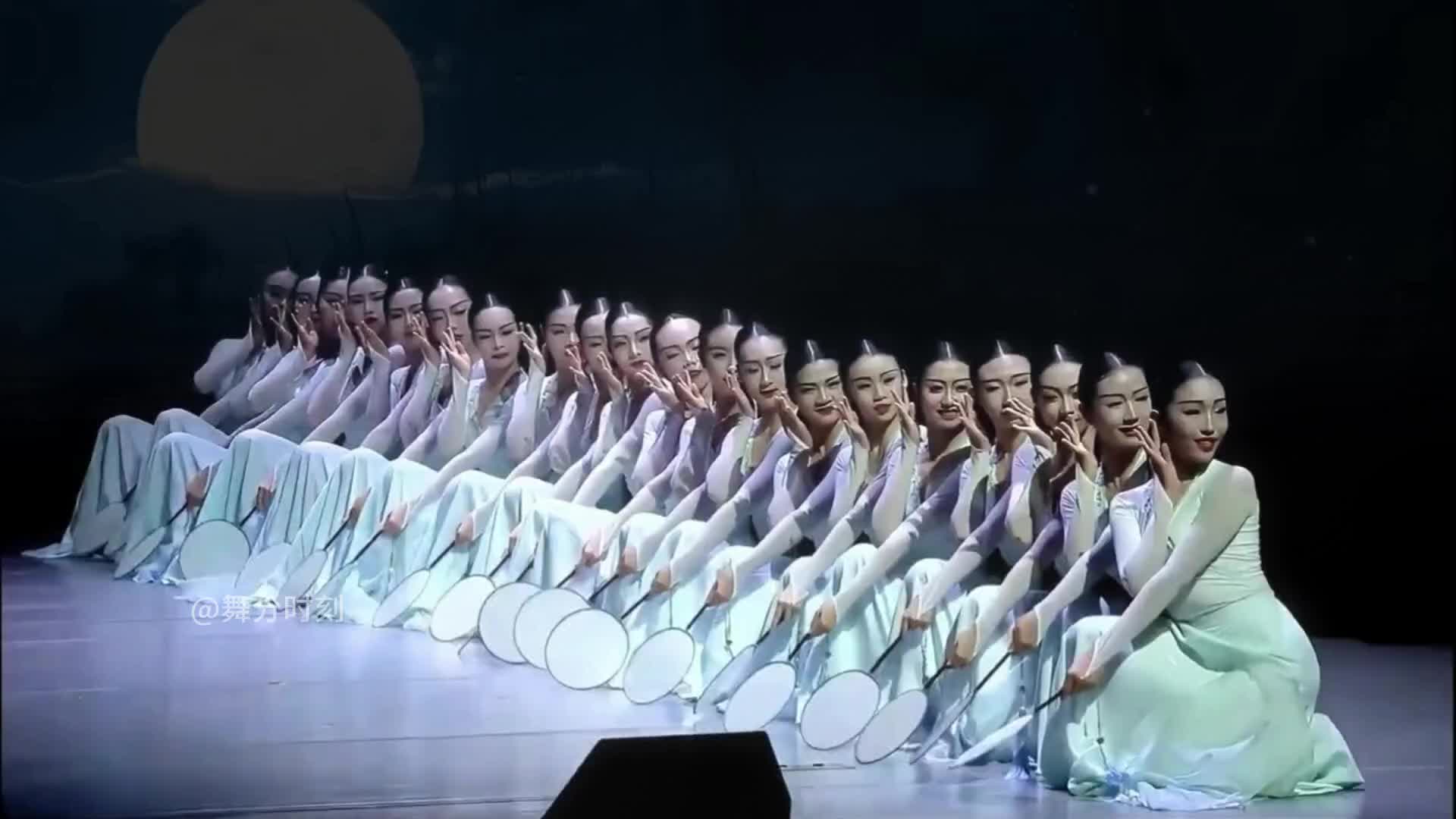 这就是中学生的实力吗，美得太丝滑了，大气唯美团扇舞