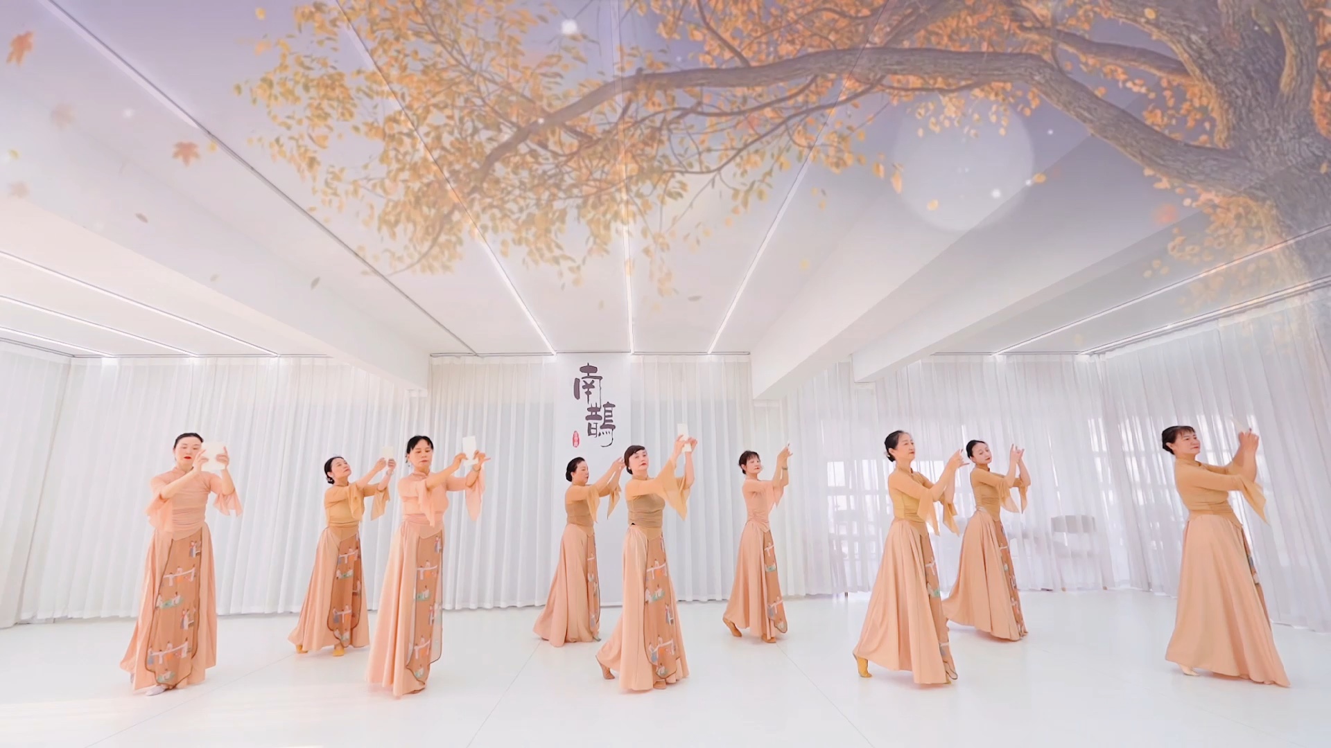 【南鹊古典舞社】-「深秋」获稻已空霜未落，秋风虽老雁犹迟。