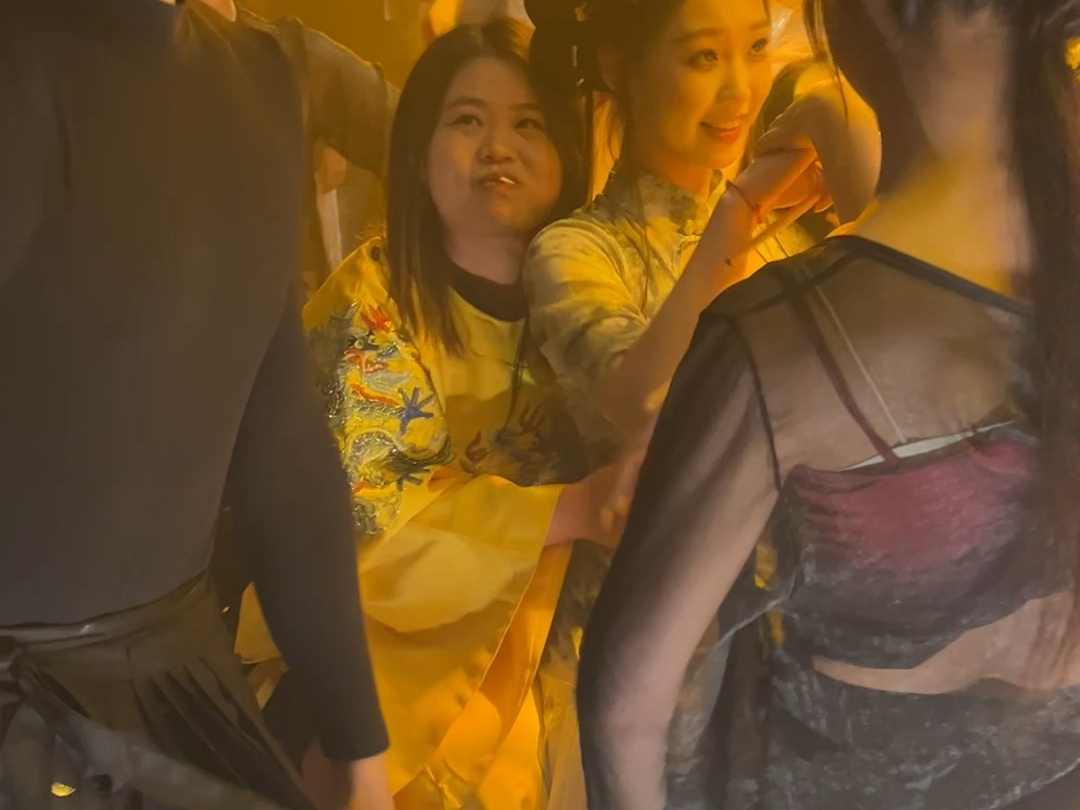 绝了！两个女皇帝嘴快咧到后脑勺了！哈哈哈哈哈！要什么江山！我要醉