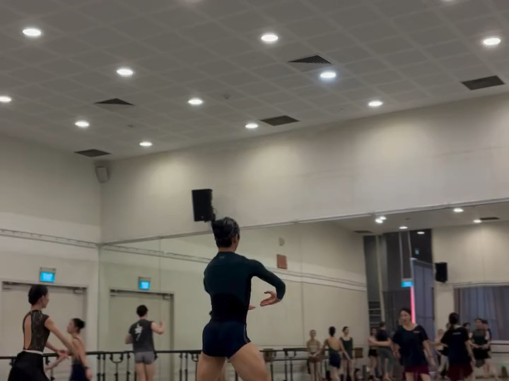 “继续朝着你理想中的舞者/艺术家方向前进吧。人生短暂，何必