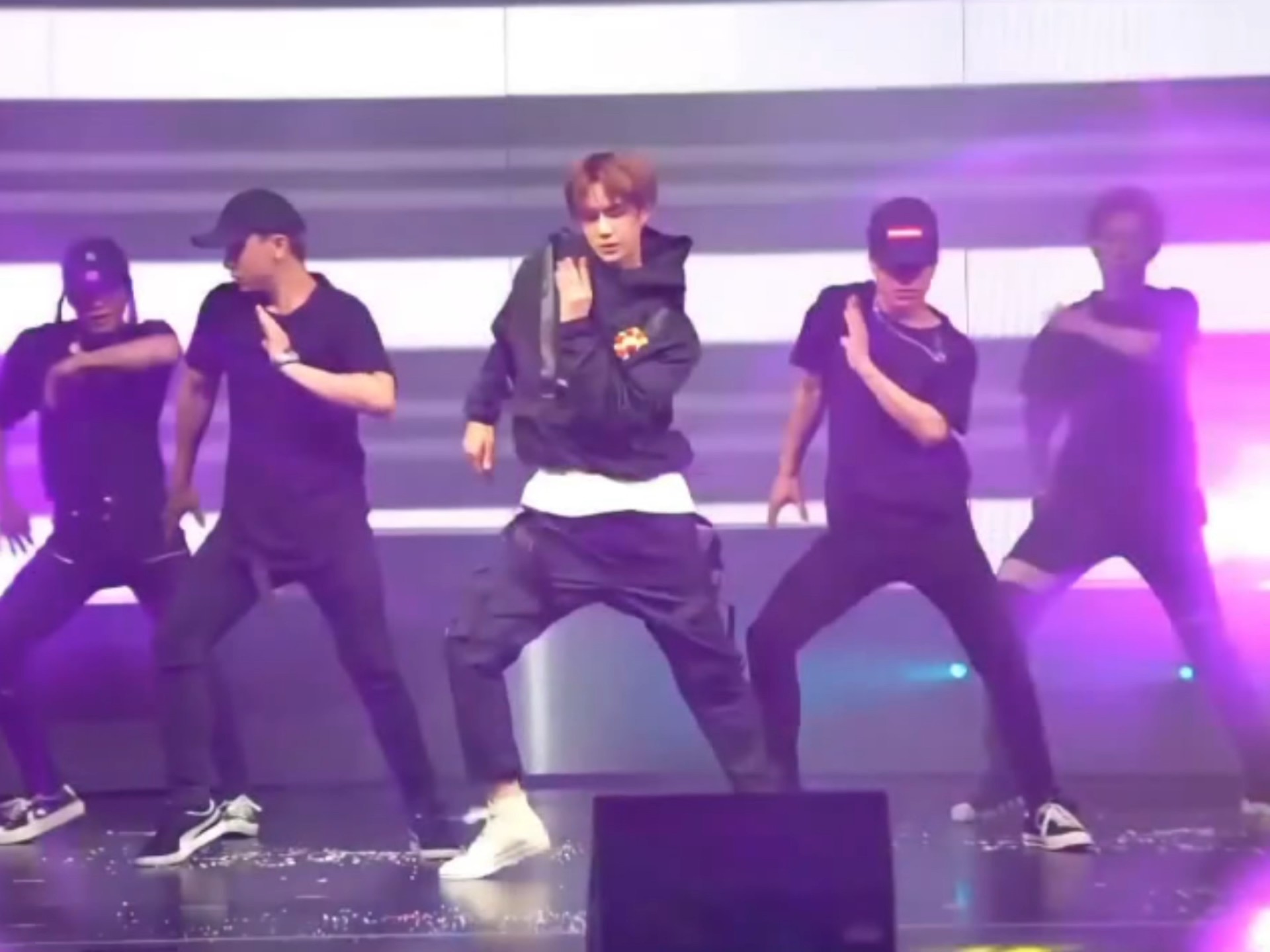 王一博经典吹灰舞来啦！燃炸全场