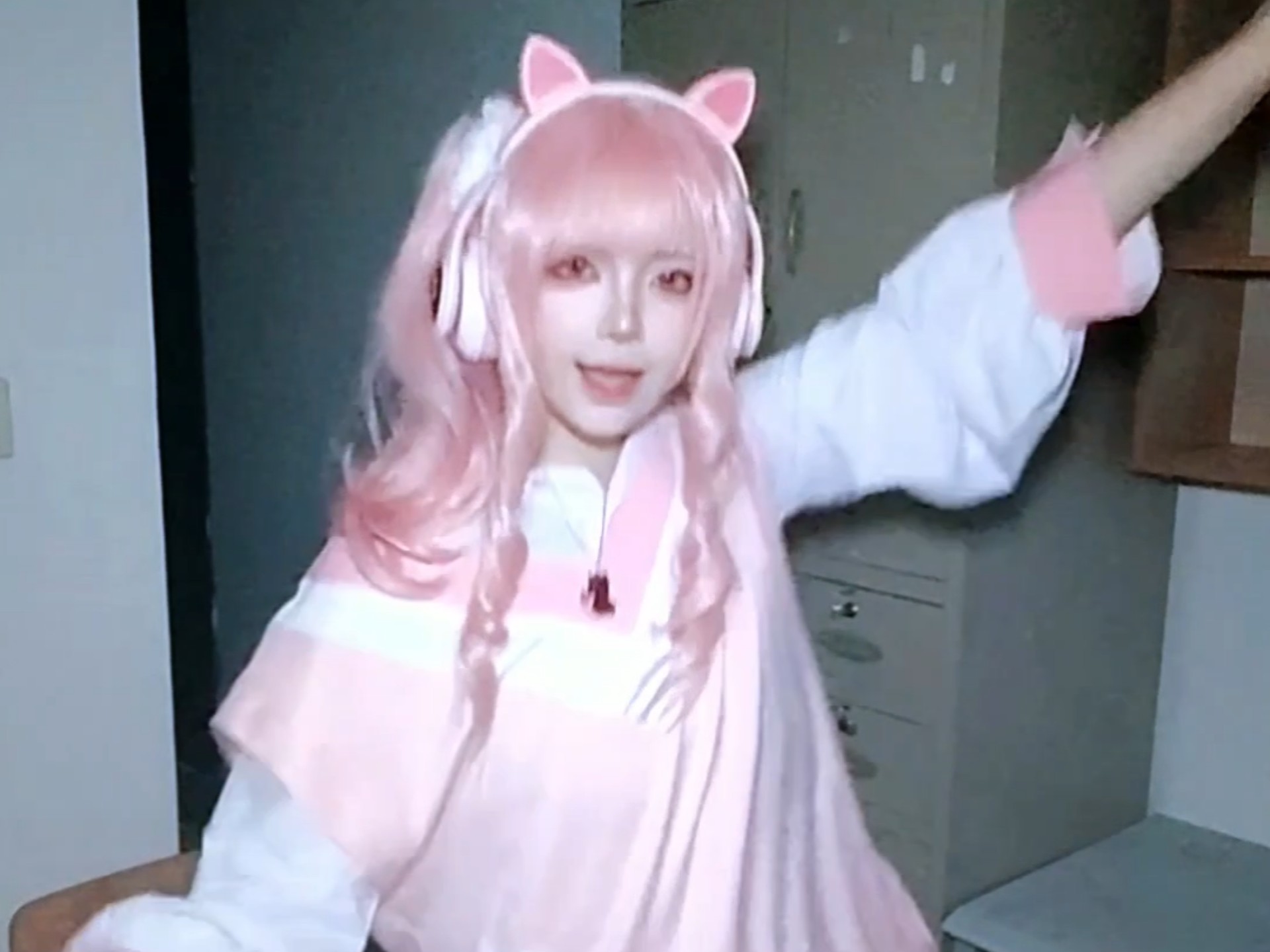 戴猫耳耳机必须跳个iii啊！