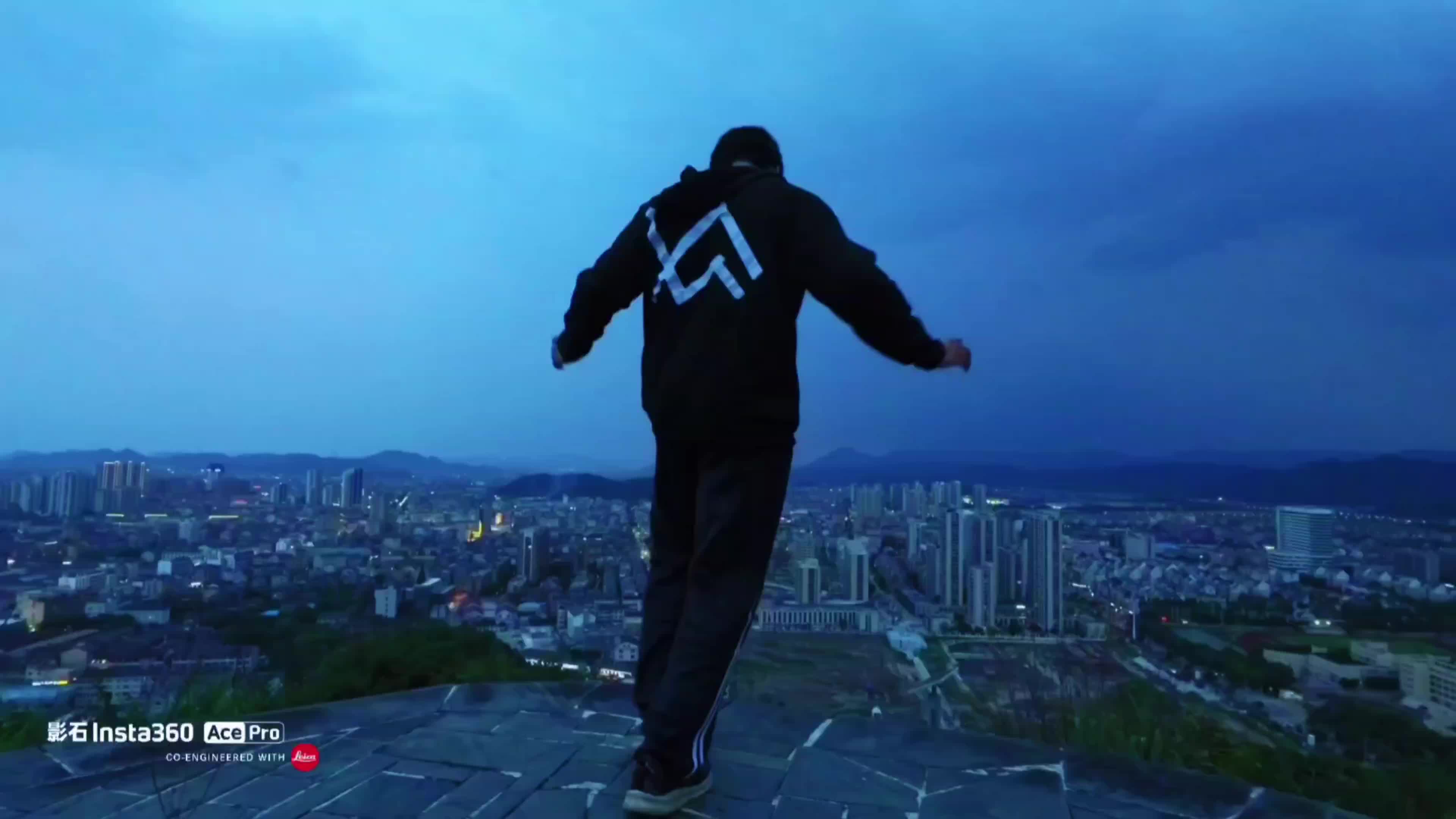 忧郁嘉豪在山顶