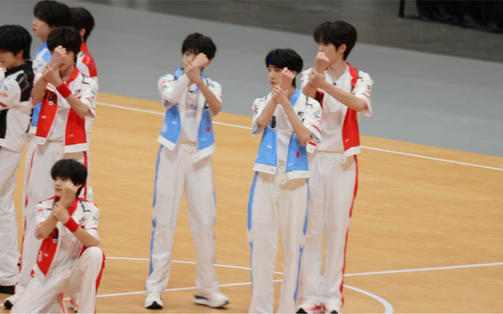 在操场偶遇的心动男孩 把每一次心脏噗通噗通的跳动声都无限