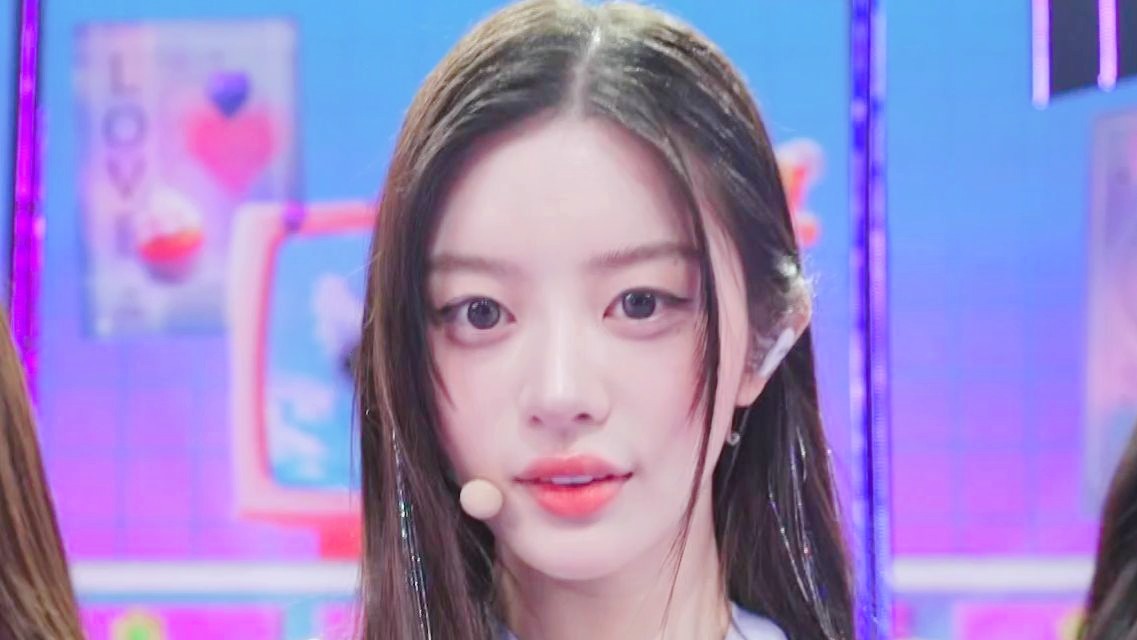 【ILLIT】打歌《借来的猫 (Do the Dance)》舞台 音乐钱庄超