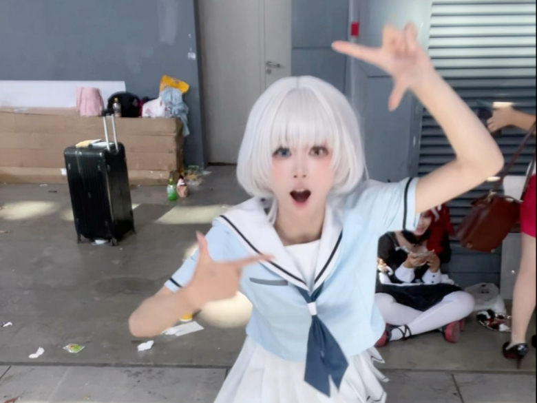 小哥，快来看花咲川版白色奶龙要乐奈