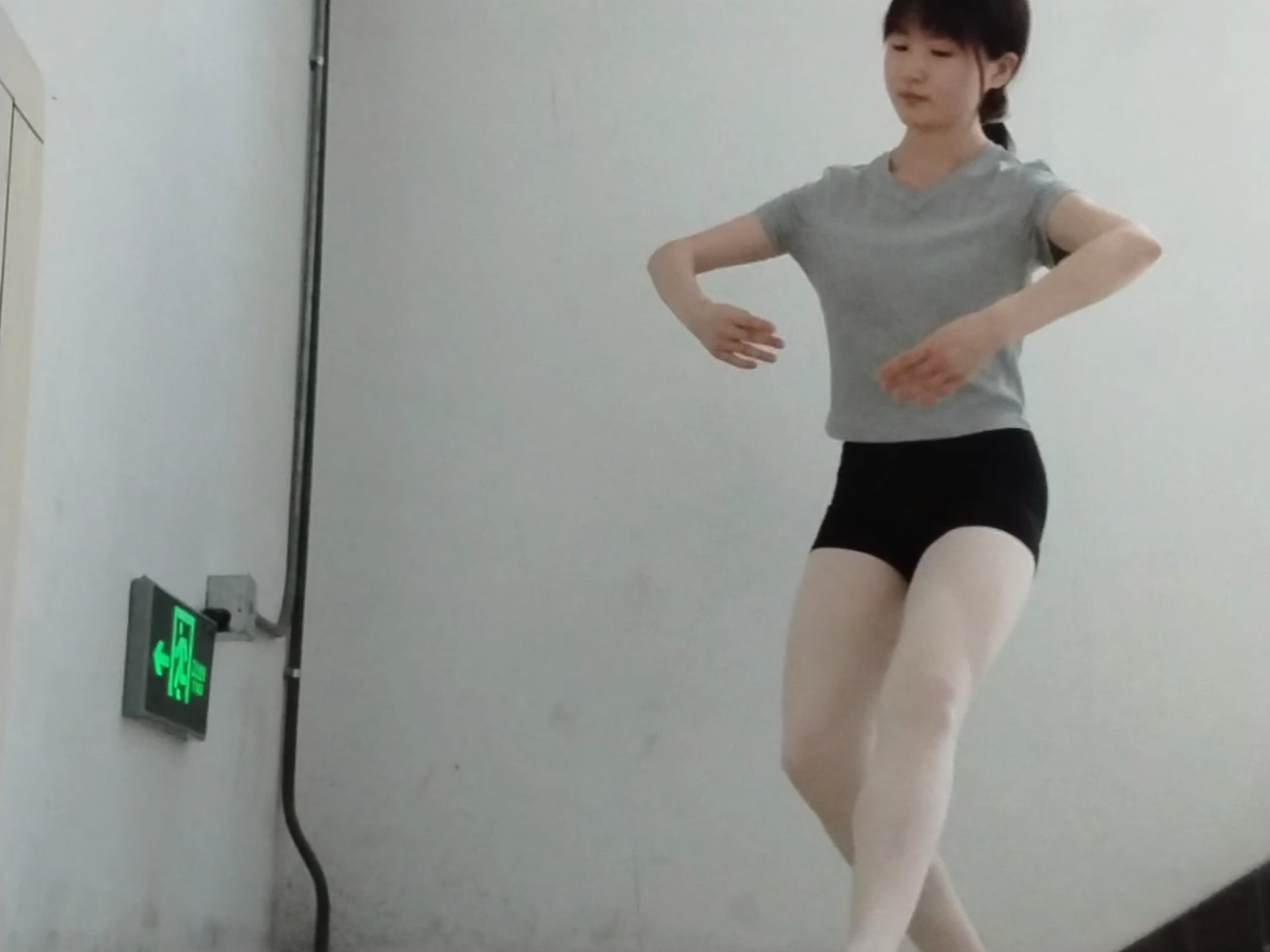 芭蕾天鹅幼崽宿舍楼道小练