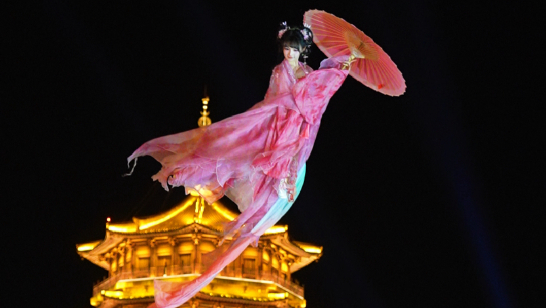 在景区上空表演天女散花！全场游客惊呆了！