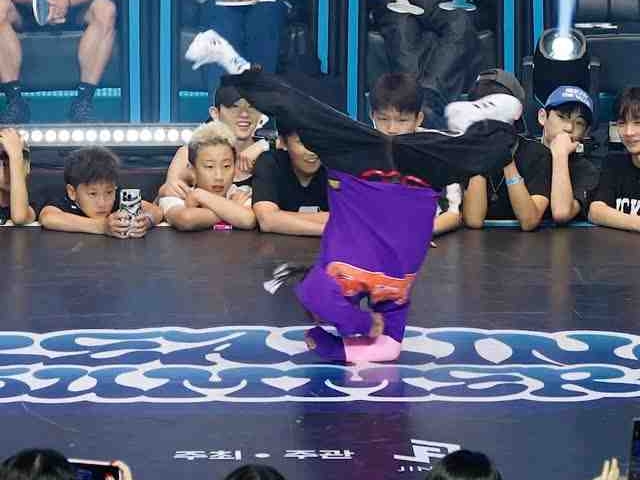 中国9岁小bgirl街舞肘转炸翻全场！