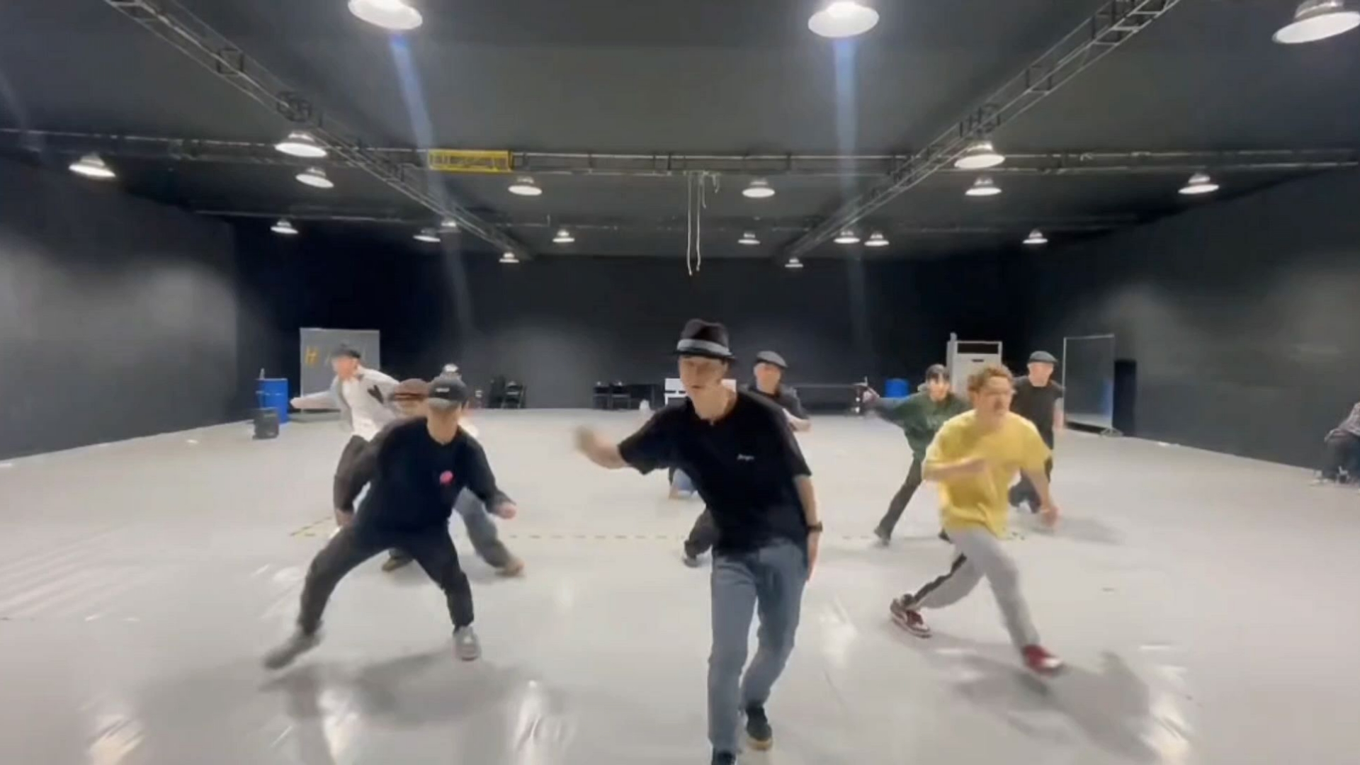 王一博与各路顶尖街舞高手练习室练舞，动作流畅不输专业选手！