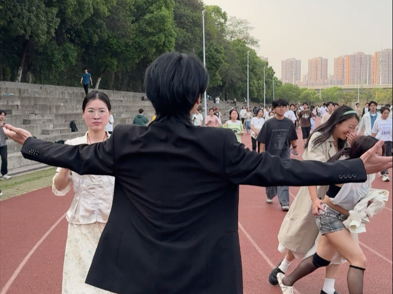 勇敢做自己 不必在意他人异样的眼光