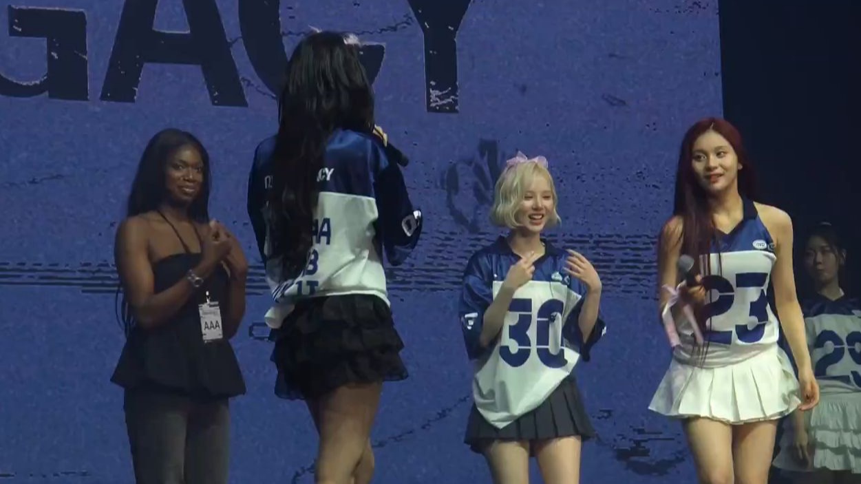 【VIVIZ】Kany老师现场教学 ‘La La Love Me’编舞