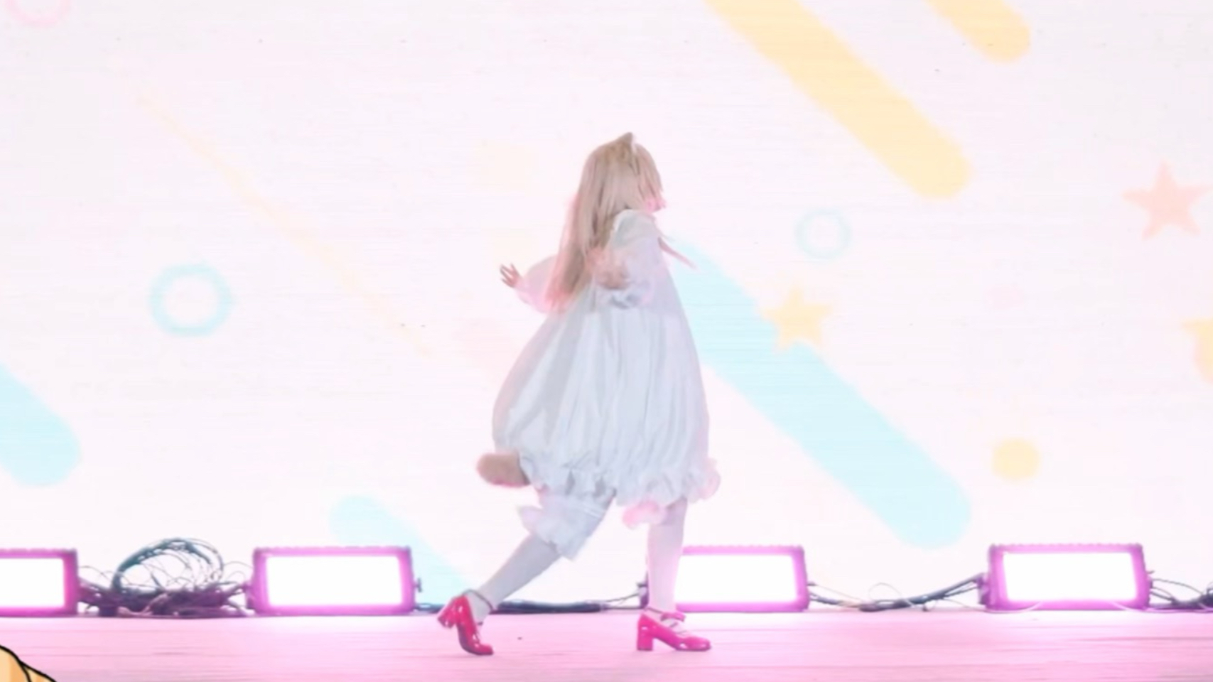 舞台上跑来了一只小蠢猫！