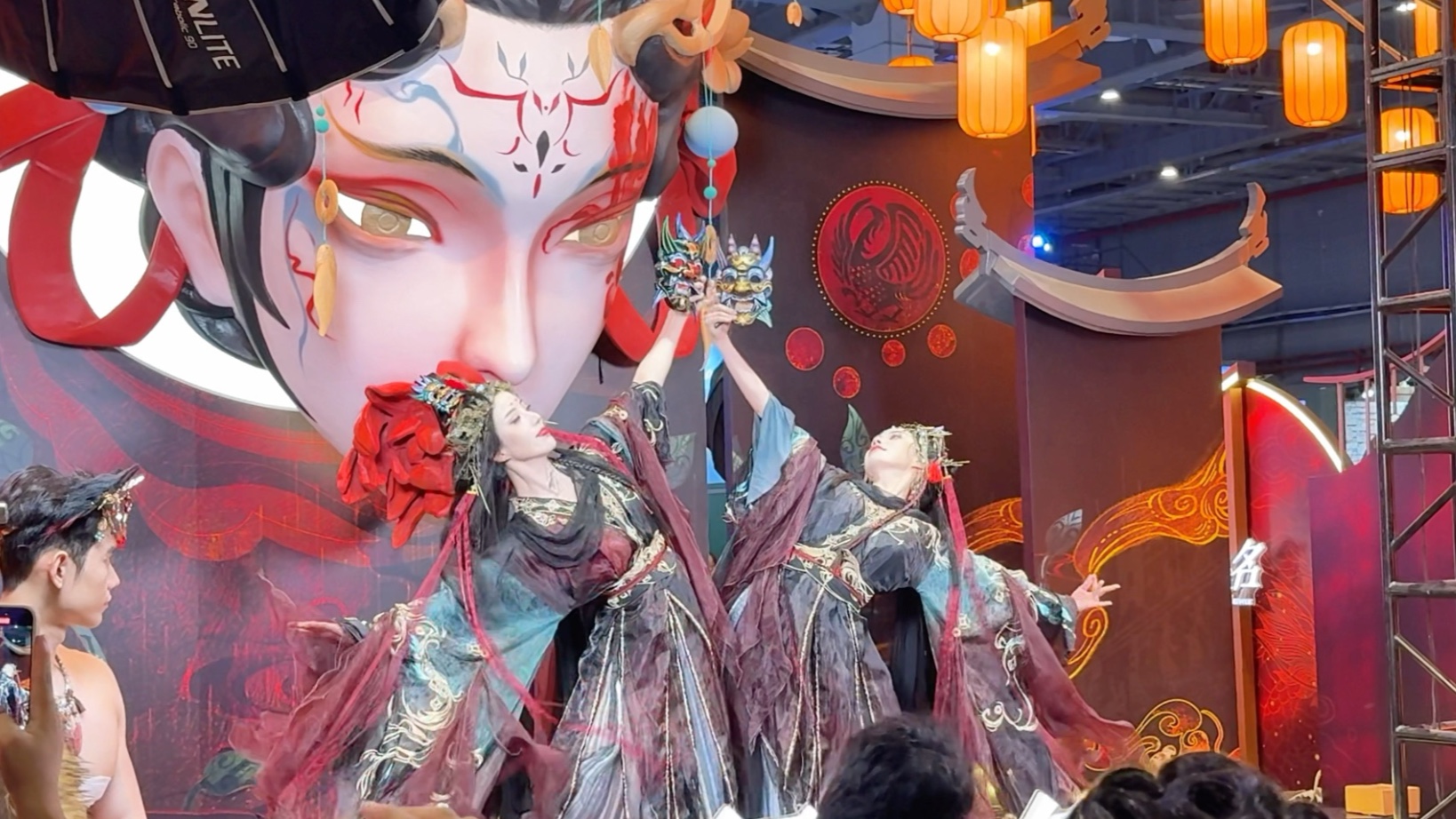 母神傩傩舞表演，两位老师超级超级好看！！！舞台效果很好