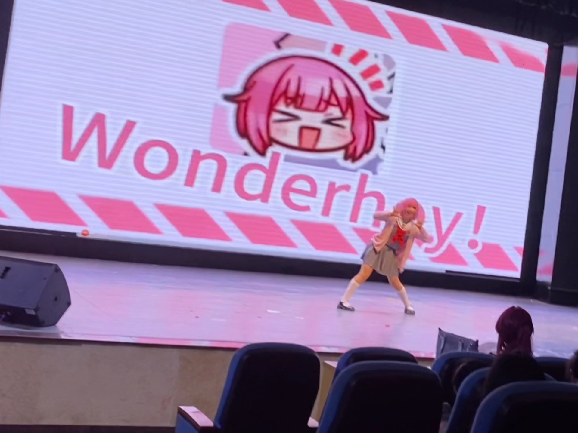 在学校一起wonderhoy！！！！就这样突然冒出来（booo！）