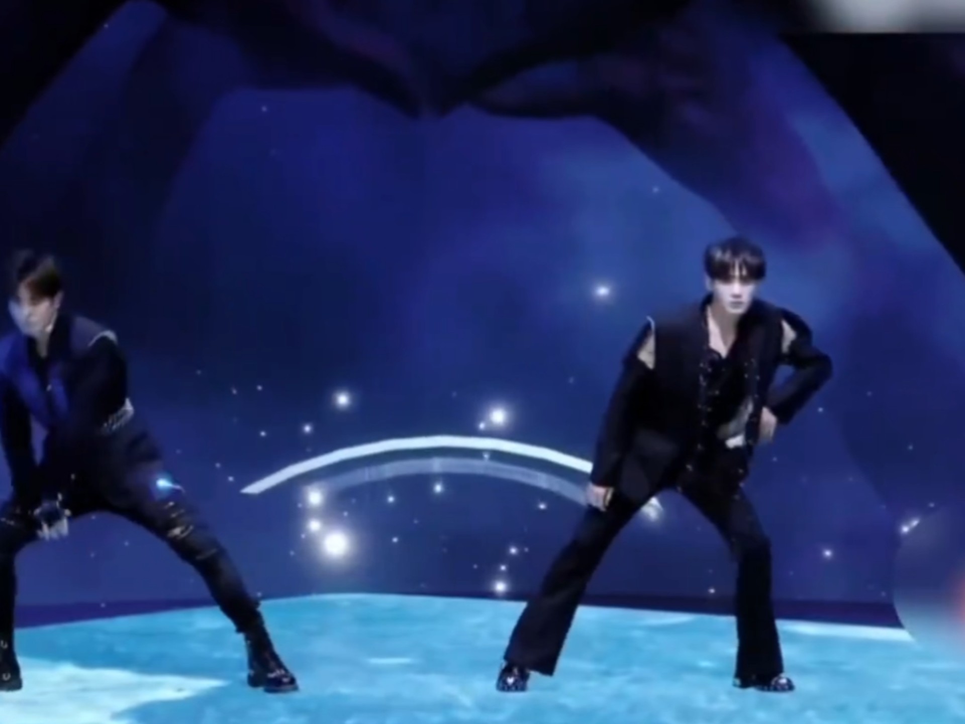 檀老师舞袖转回风，建次翩跹落彩虹。真个身轻如燕影，好看最是月