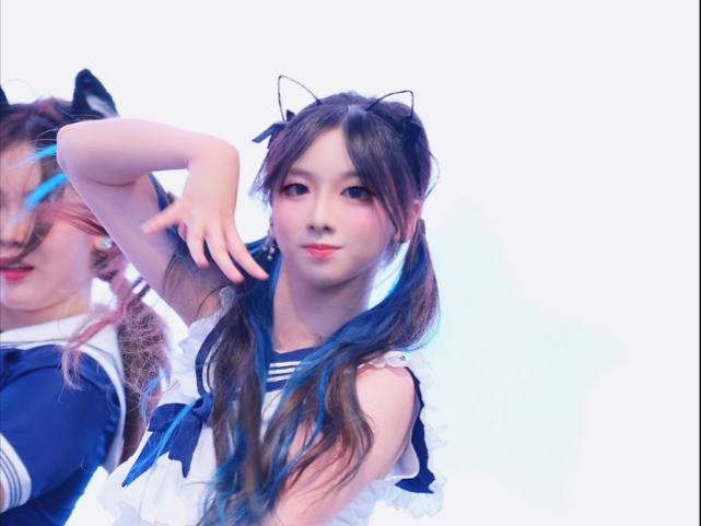 你见过连发尾都在发光的蓝色小猫吗｜ILLIT-Do The Dance Moka