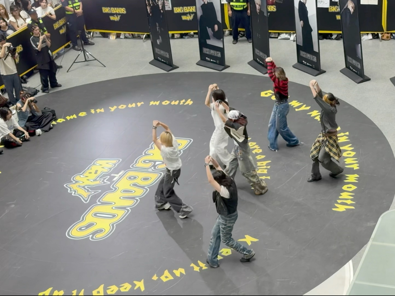 路过听到我担的路演马上掏出手机