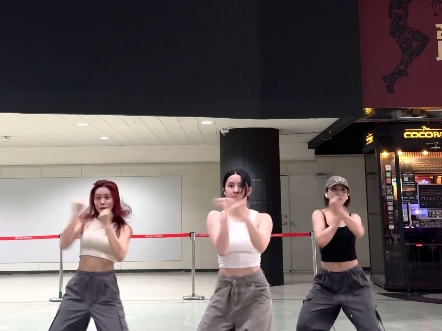 看看咱家大姑娘的舞蹈表演