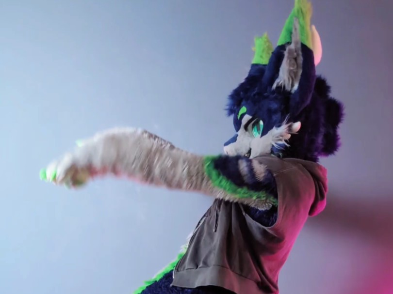 小鱗來我家 ，我穿了他的兽装跳一下whiplash。可爱吧。