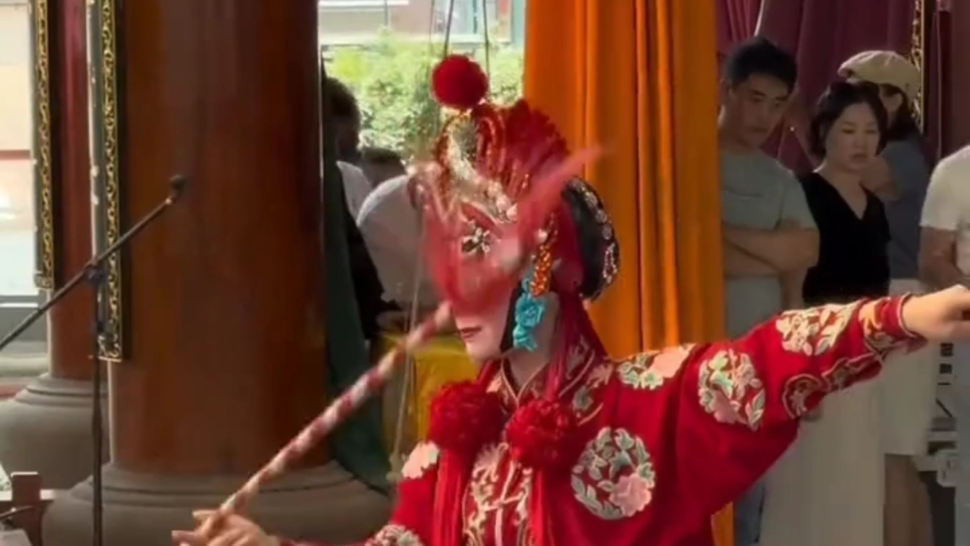 武旦动作行云流水，赏心悦目