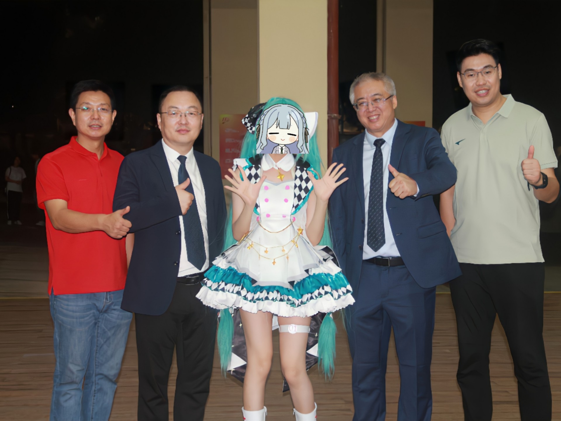 当你在百年老校的校庆舞台上cos初音未来演出。。。
