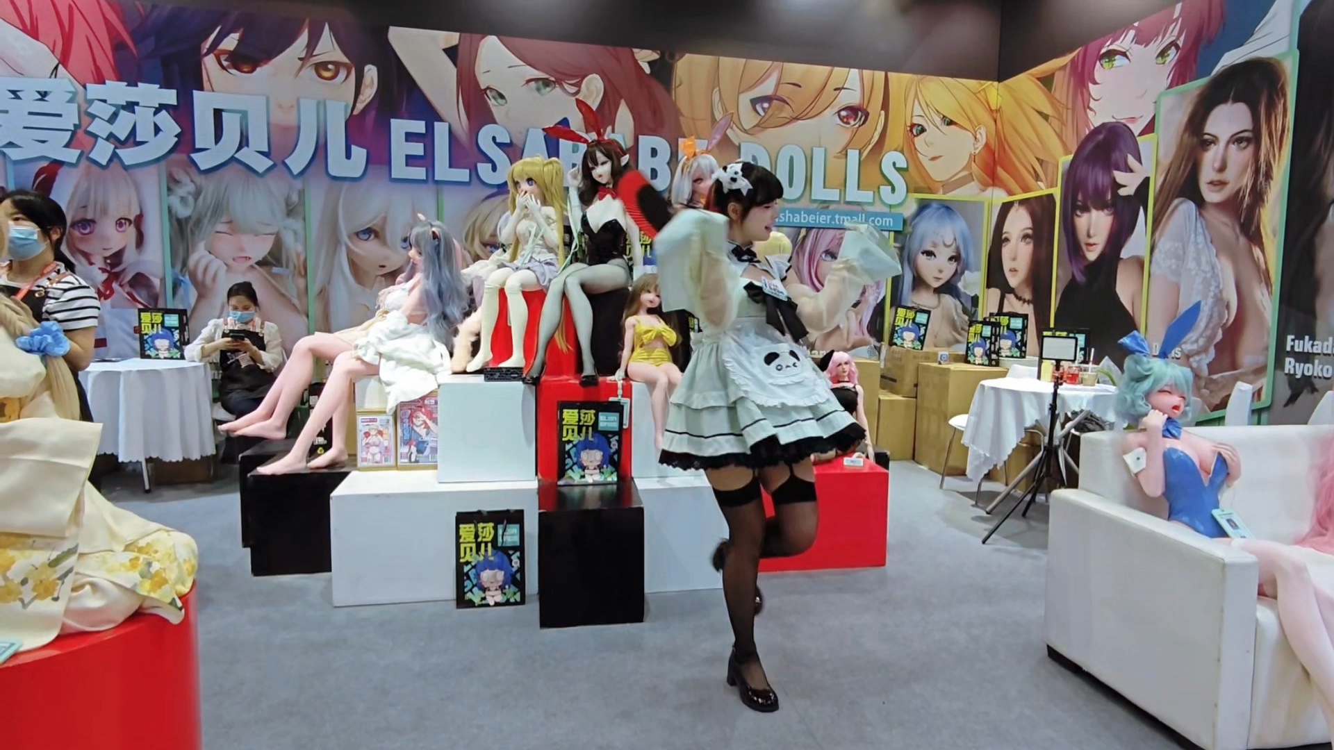 快来看展会上小姐姐跳舞啦！