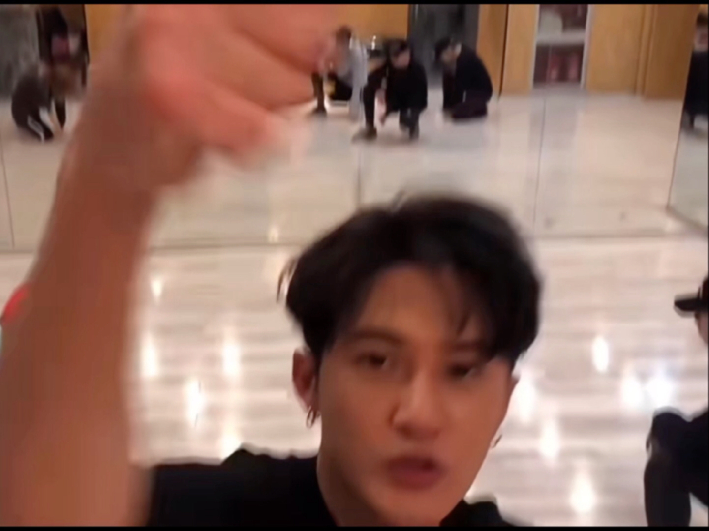 《Fly Away》彩排｜居然发这种跟偷拍似的