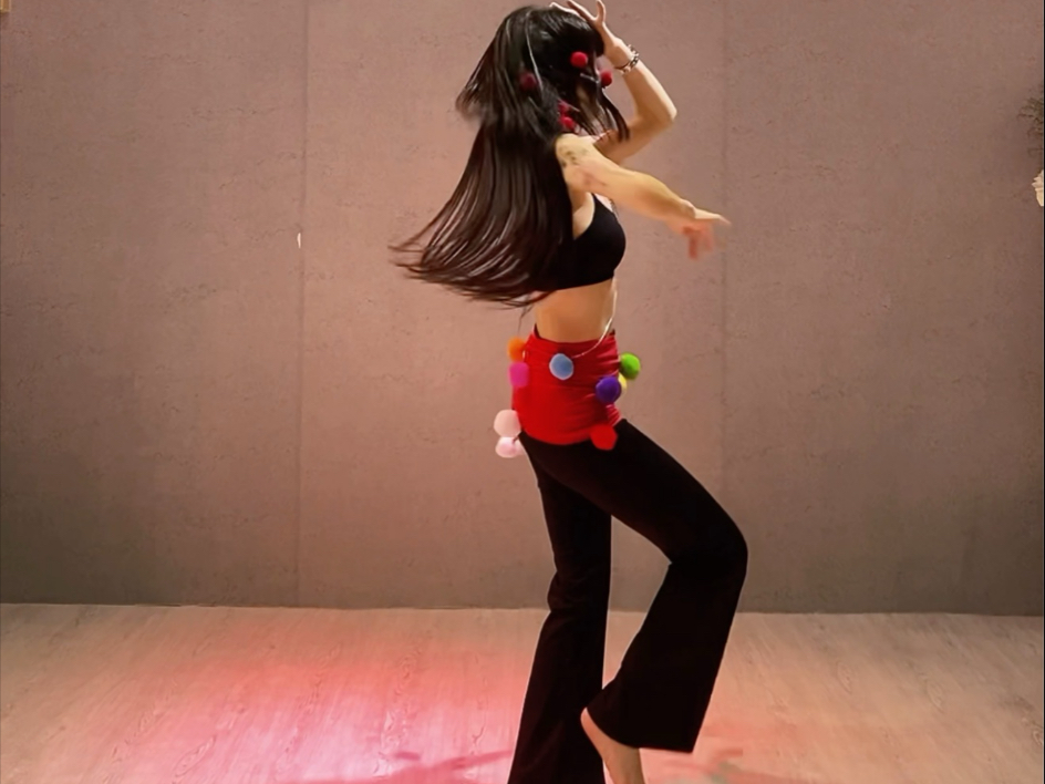 第一次穿kuku跳的贝拉 你要不要看