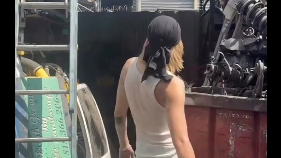 7/10 坤坤酱在工地搬砖完又被师傅叫去练舞了哈哈哈哈哈哈