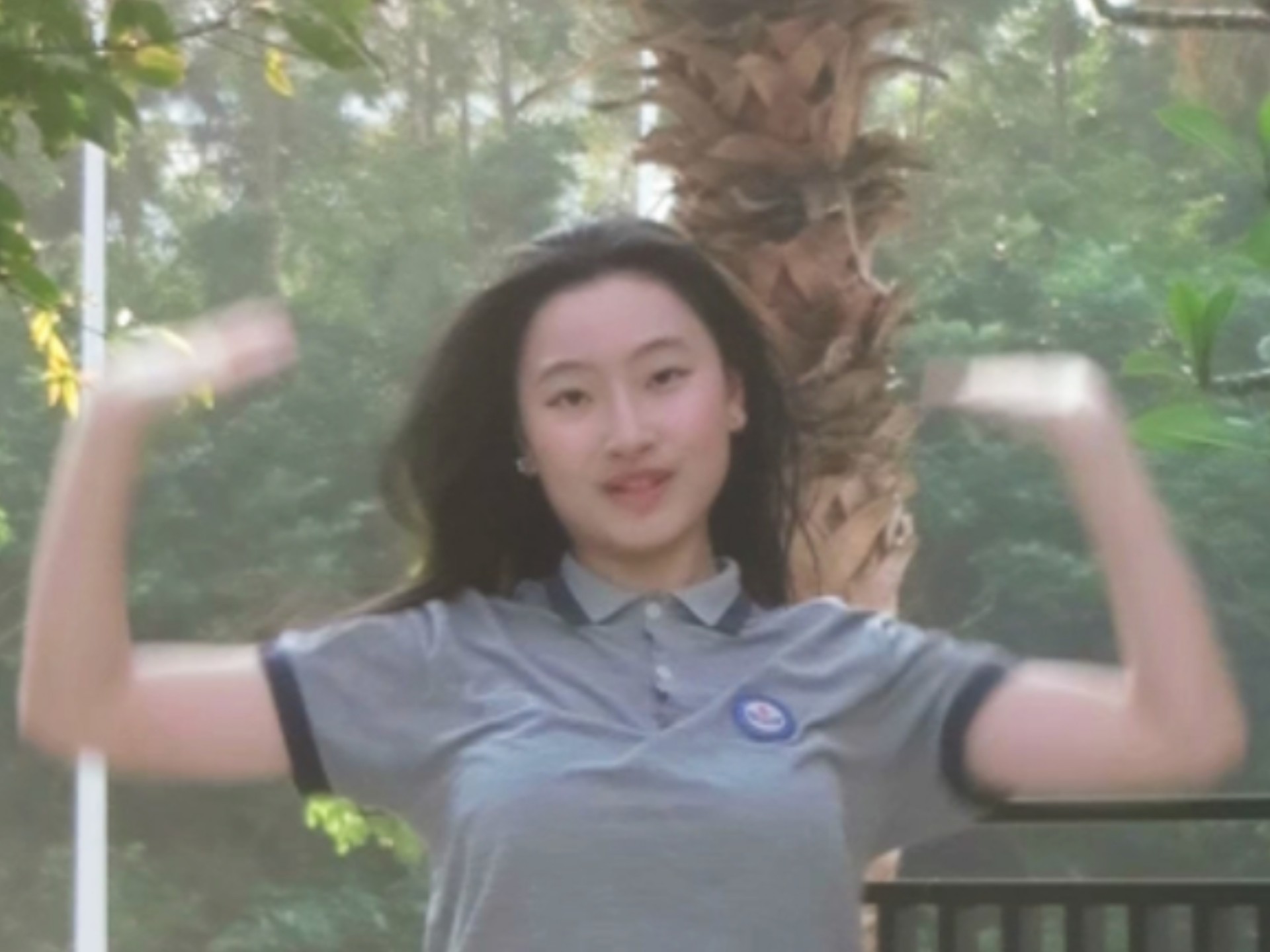 《Hands Up》——MEOVV