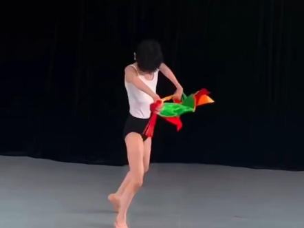 芭蕾小男孩跳舞