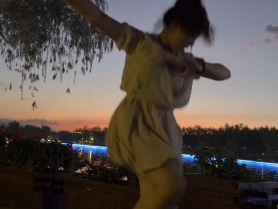 【MAYA酱】趁着新疆黄昏跳一段群青吧！！！