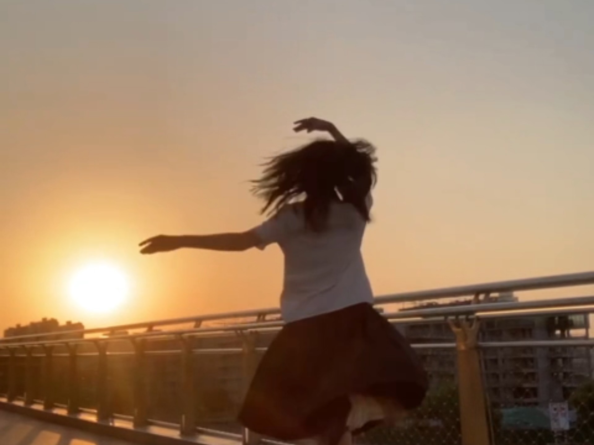 夕阳下的拼凑的断音