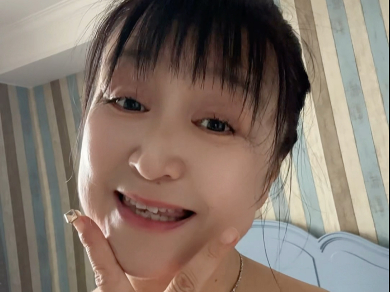 女生保持快乐的秘诀，周末开启自玩自嗨模式，烦恼统统滚蛋，向快乐