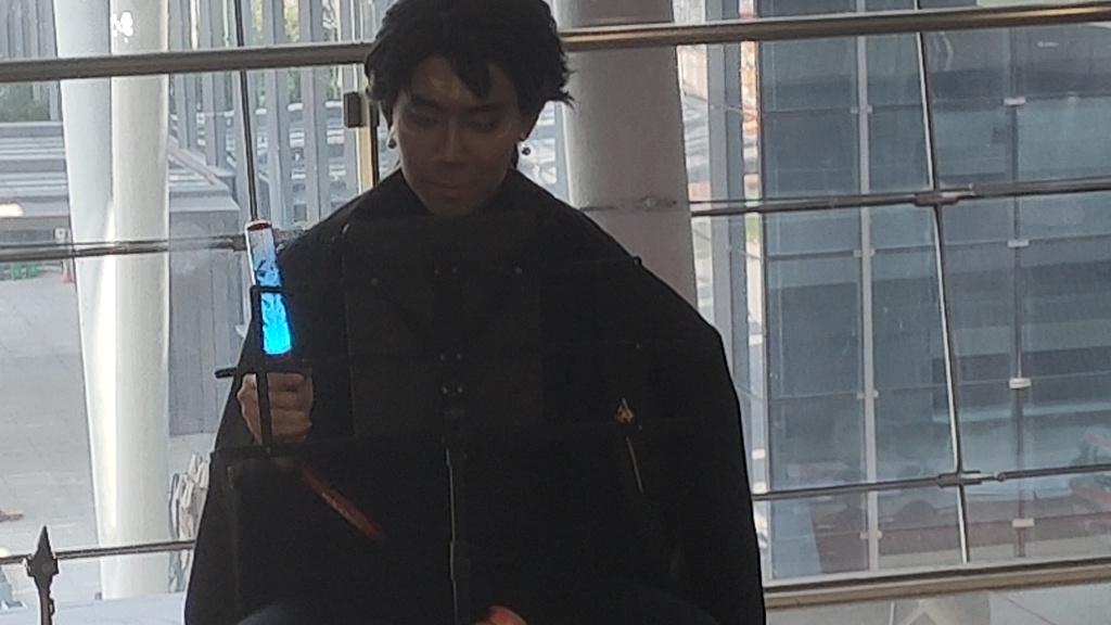 老冯不语，只是一味的摇棒