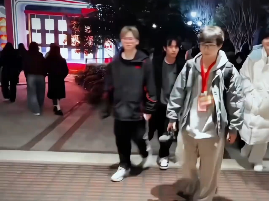 【无畏是个大帅哥】最新视频来袭，快来看看吧！