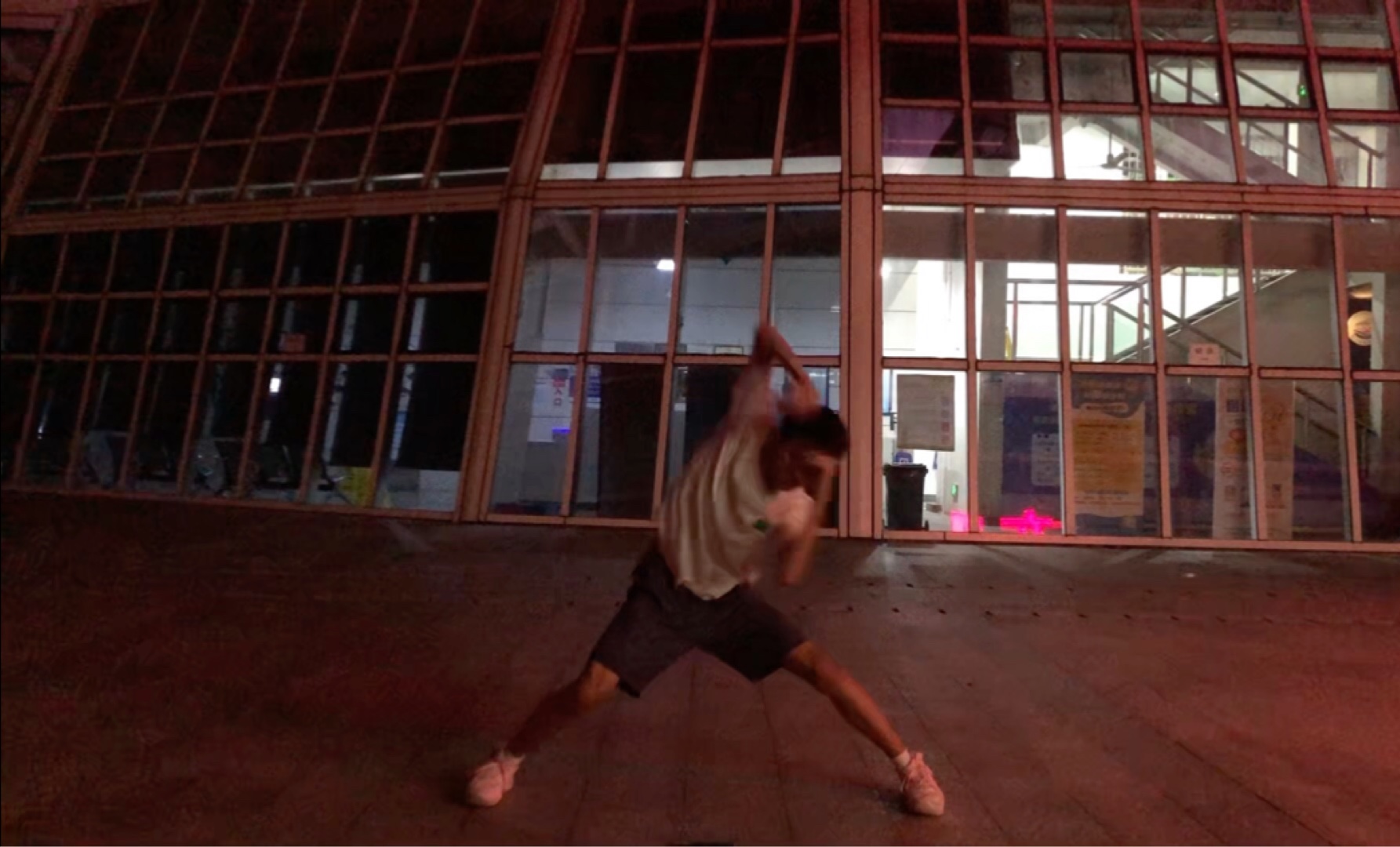 【地下艺/英仙座】原本想光棒结果棒子坏了，只能甩…