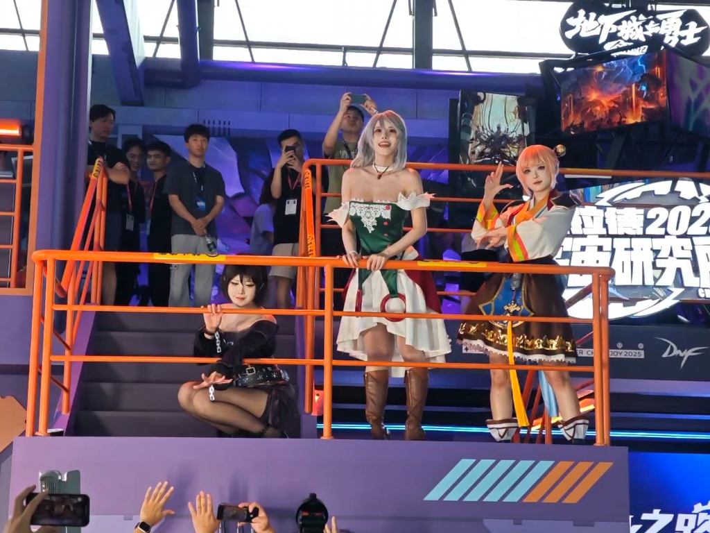 Yasal  Siru  Nari 都好敬业啊