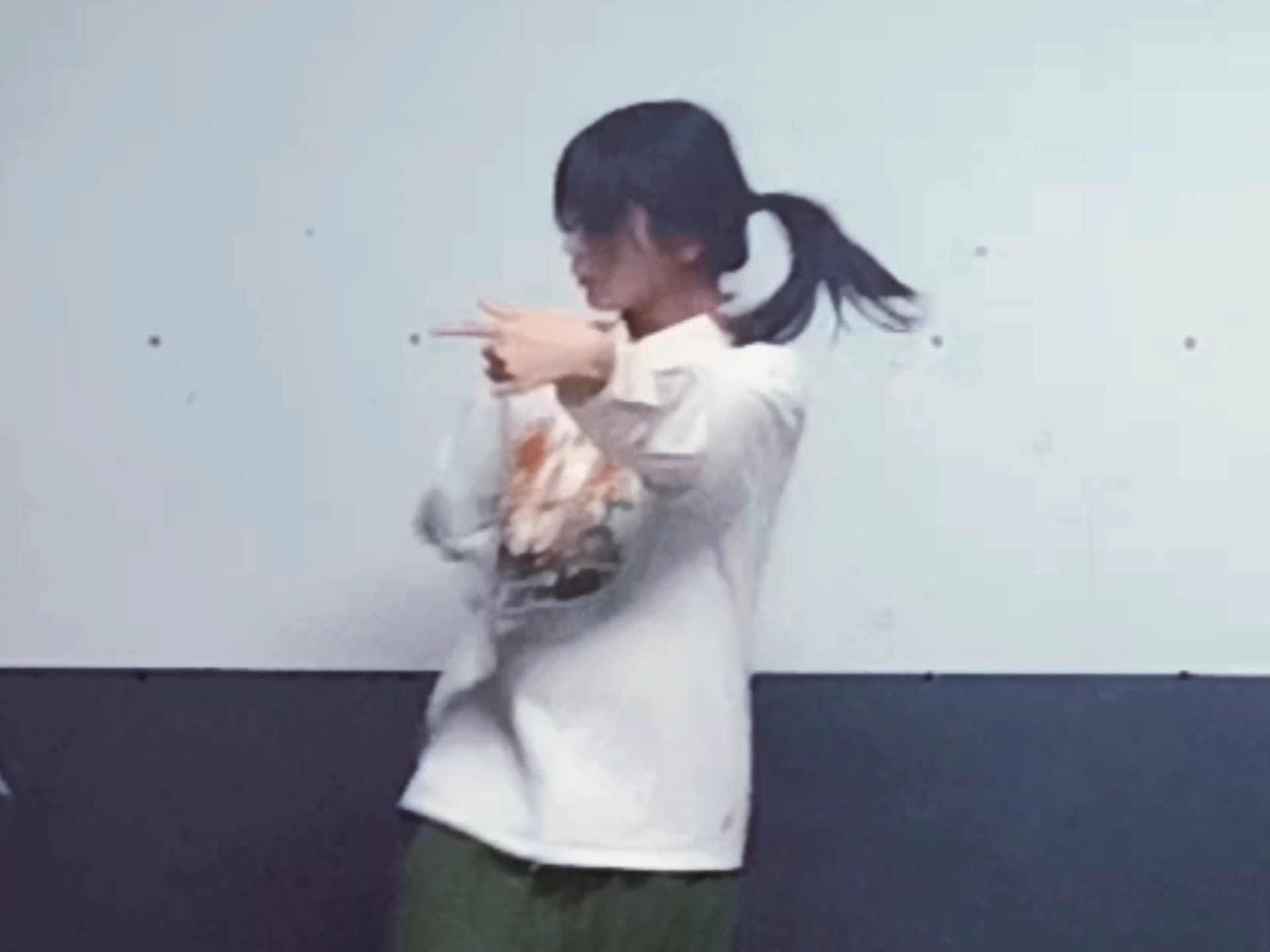 这是什么超级阳角穿着沃玛T翻跳ビビデバ吗