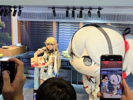 大傻椿端出神秘礼物赠与首次登陆黑海岸的卡提希娅女士 【lee