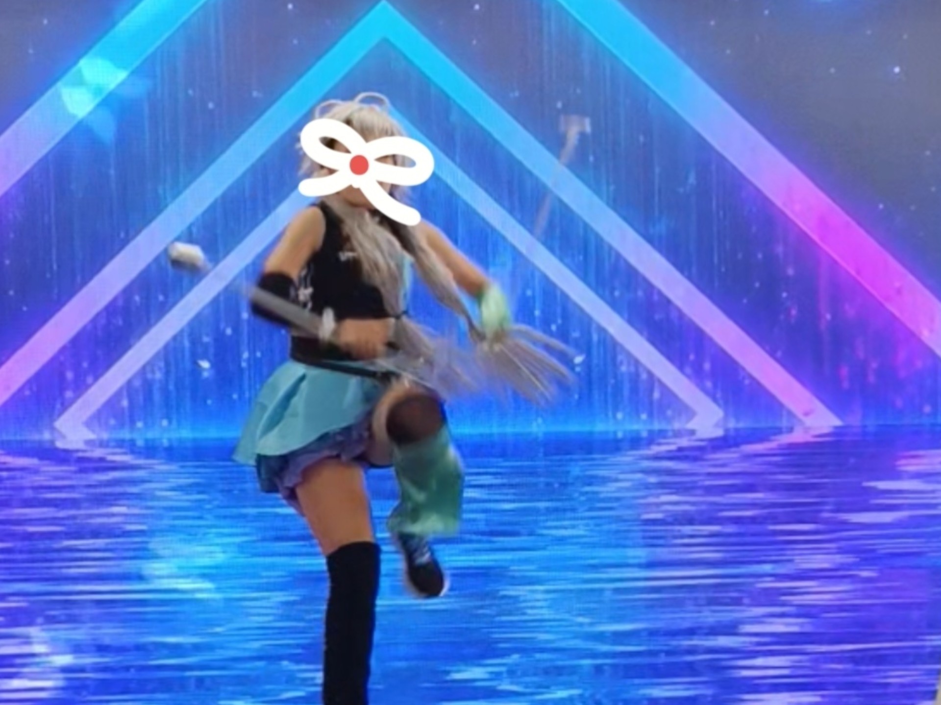 神力歌姬台上劈话筒