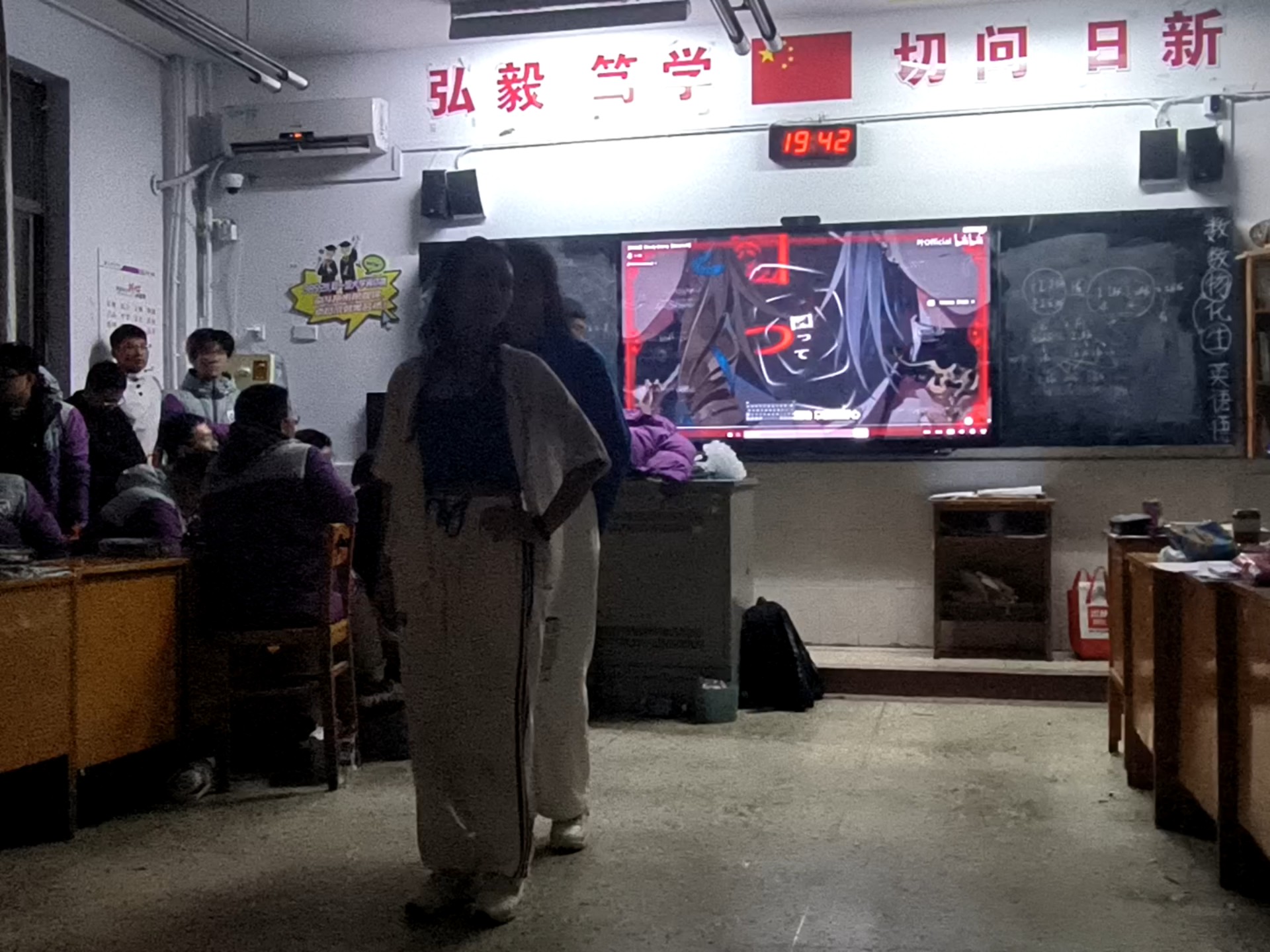 【翻跳】拉着aibo在班级跳bg但是有人放炮