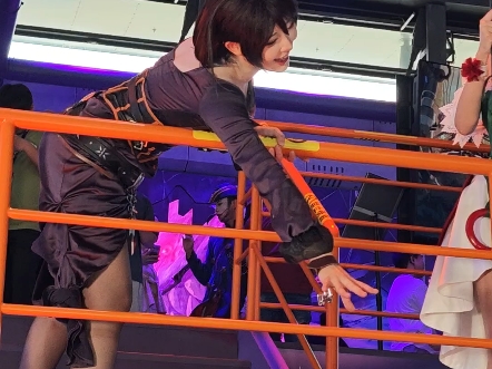 0056   Yasal  Siru  Nari  即使在二楼也在尽力回应粉丝