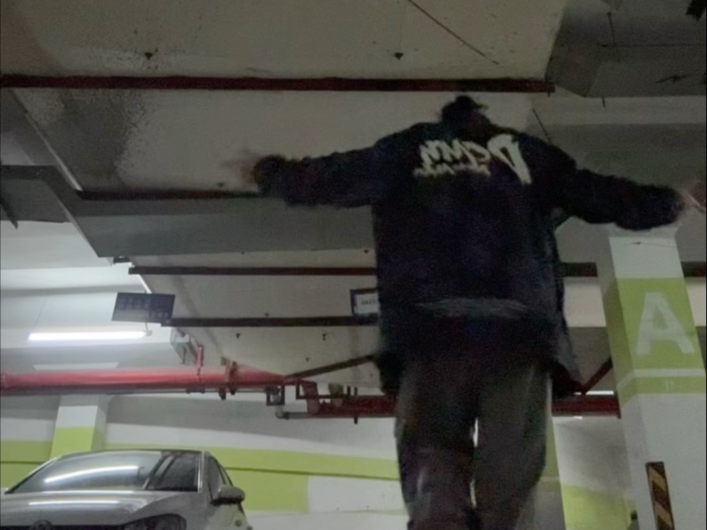 这个时候跳standing next to you还有热度吗