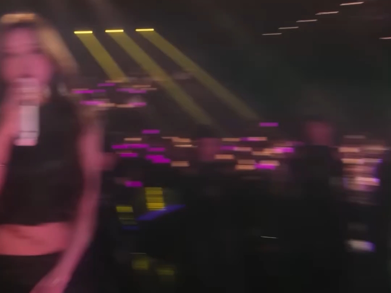 申有娜也是好起来了，让两个欧美妞陪着一起唱歌