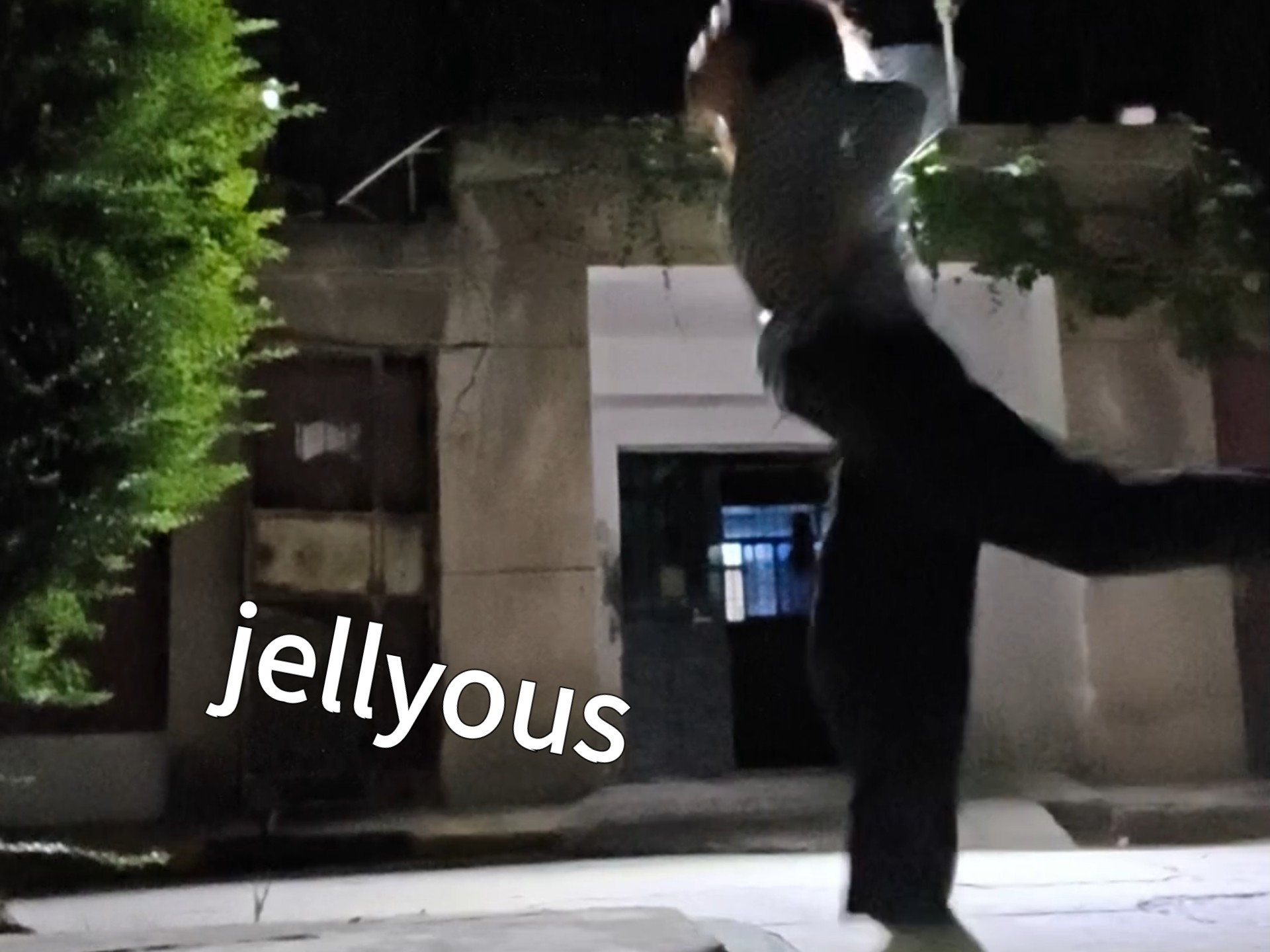 当天太热，地板烫脚